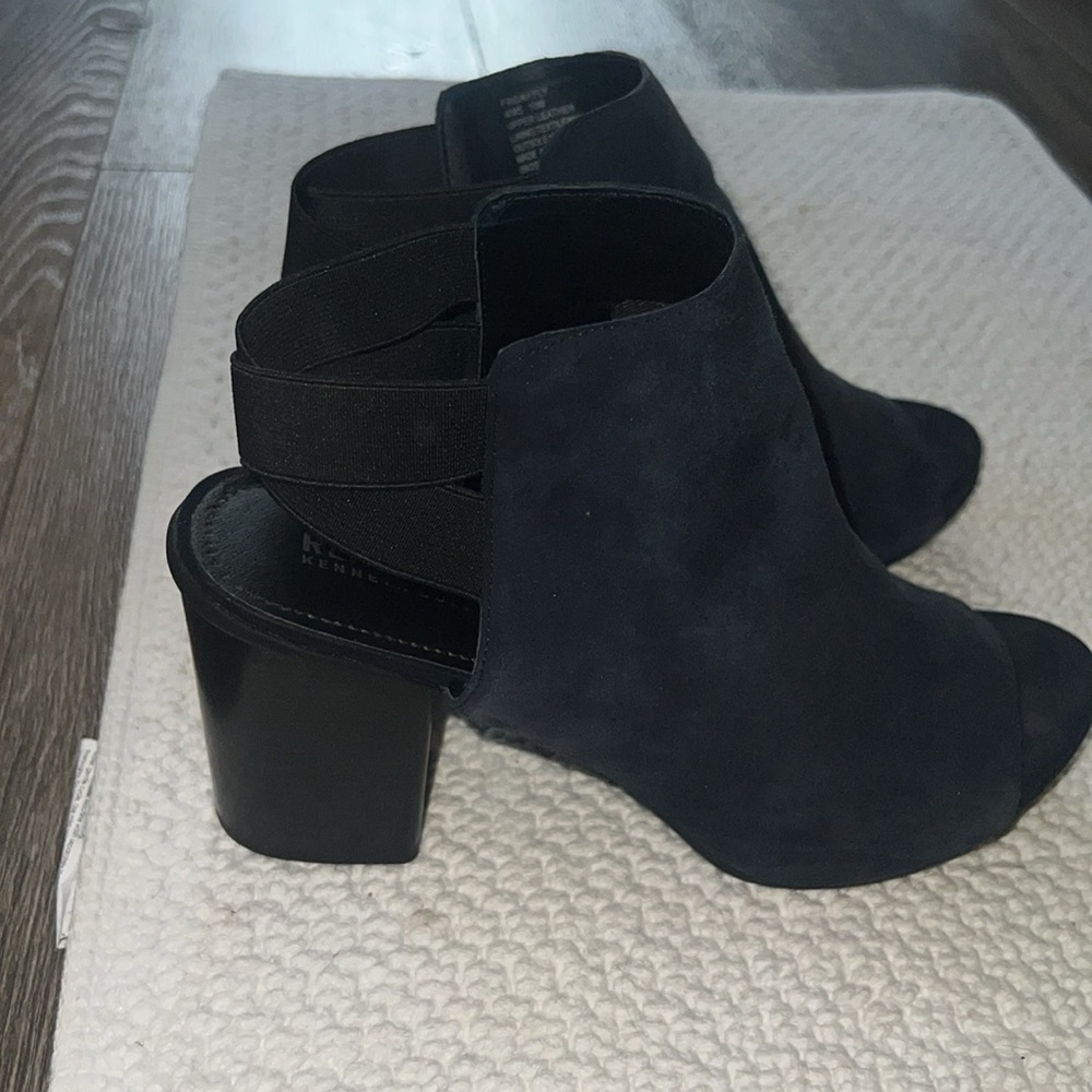 Reaction by Kenneth Cole Navy Chunky Heels Size 10